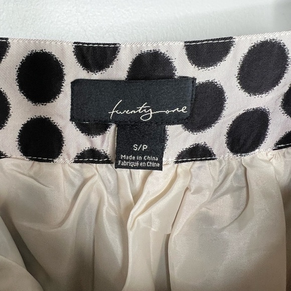 Forever 21 black polka dot mini skirt. Bow accent. Size zip. Size small. - Picture 4 of 5